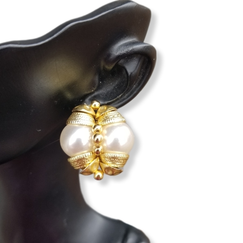 VINTAGE GOLDTONE & FAUX PEARL STATEMENT CLIP ON EARRINGS